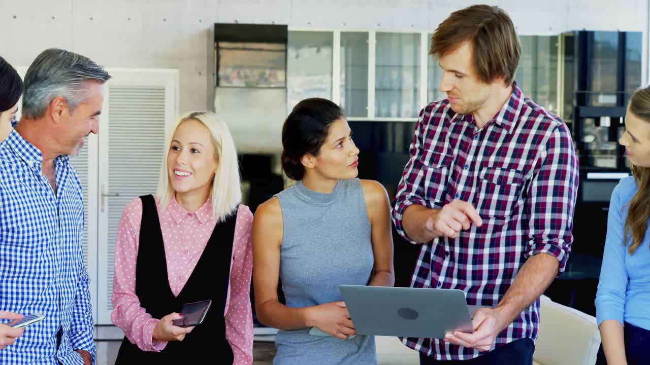 colegas discutiendo en la oficina 4k 4k