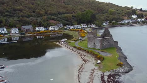 vista aérea del castillo de lochranza en la isla de arran en un día nublado, escocia