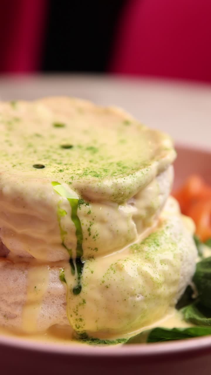 пушистые блинчики с мачкой и сливками.