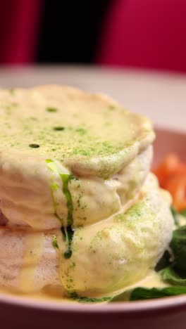 panqueques empilados con matcha y crema