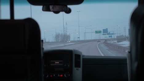 Conduciendo-Al-Aeropuerto-Vista-Desde-El-Interior-Del-Coche.