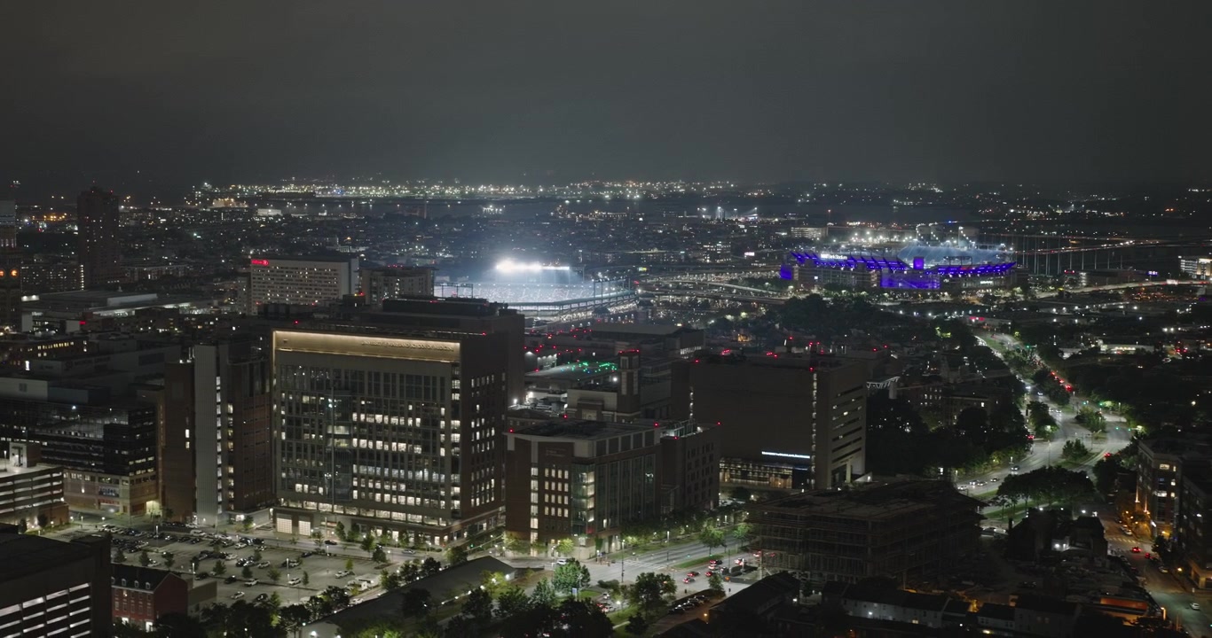 Baltimore, Maryland Aéreo v67 sobrevoo noturno sobre Seton Hill e Sowebo, revelando o centro da cidade e o distrito iluminado do estádio Camden Yards - Filmado com Inspire 3 8k - 28 de setembro de 2023
