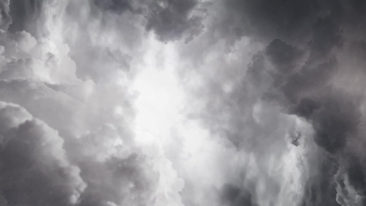 하늘의 먹구름을 뚫고 날아가는 4k