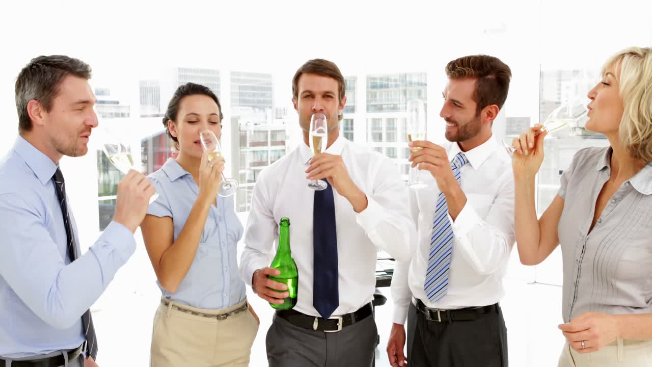 ビジネスチームがシャンパンで祝う