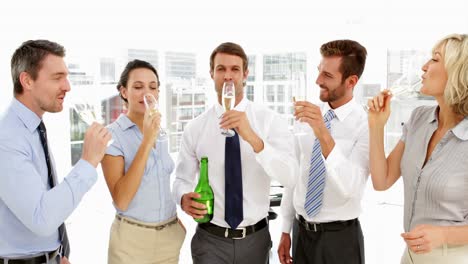 el equipo de negocios celebra con champán.