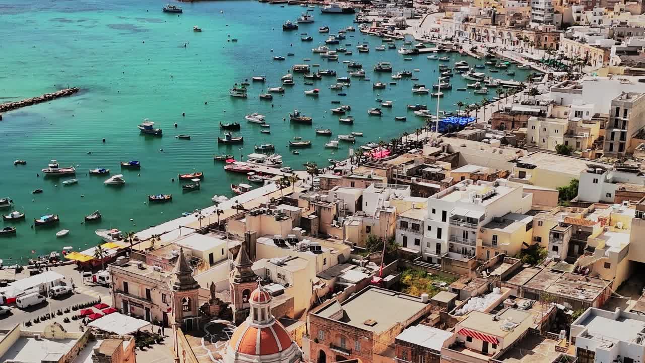 Vista del porto e delle barche a Malta durante una giornata di sole