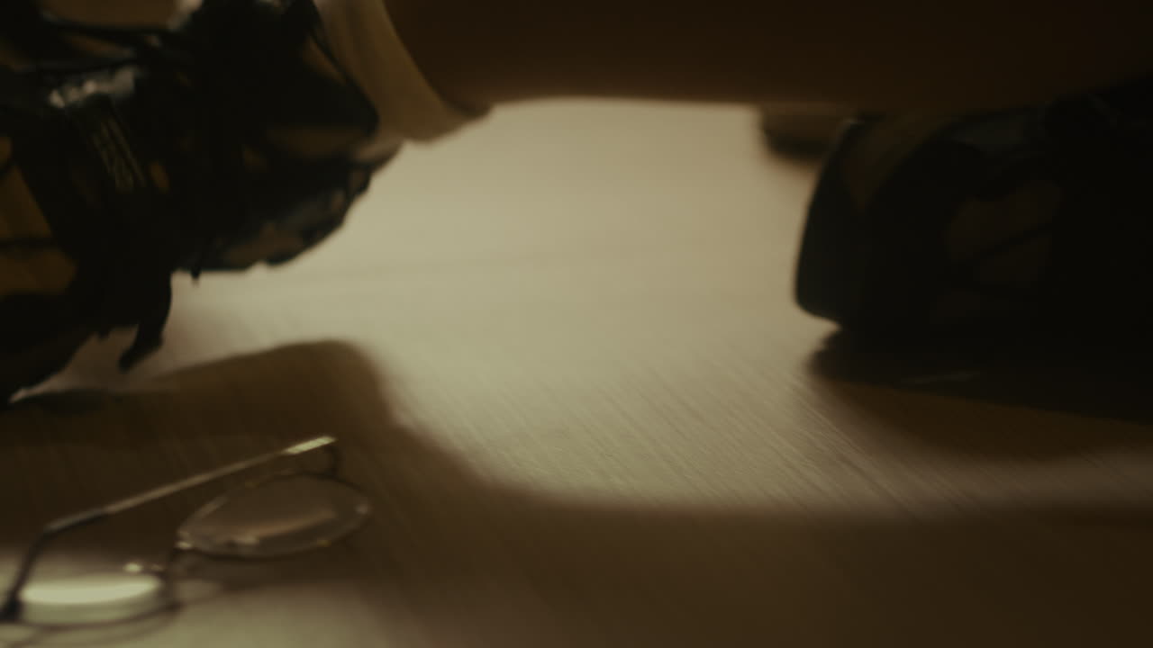 жертвы ноги близко, пытаясь выжить при нападении изнасилование с разбитым стеклом на земле молодая женщина