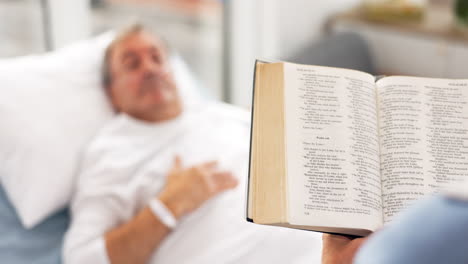médica, una mujer leyendo la biblia a su marido