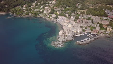 Imágenes-Aéreas-De-La-Antigua-Torre-Y-El-Puerto-De-La-Ciudad-Corsa-De-Erbalunga,-Francia