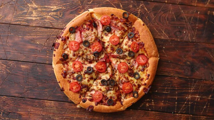 Pizza al salamino piccante con mozzarella, salsa di pomodoro e salame