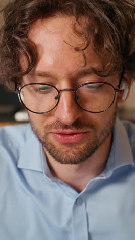 hombre con gafas y auriculares