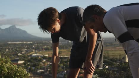 padre y joven hijo adulto disfrutando de actividades al aire libre juntos