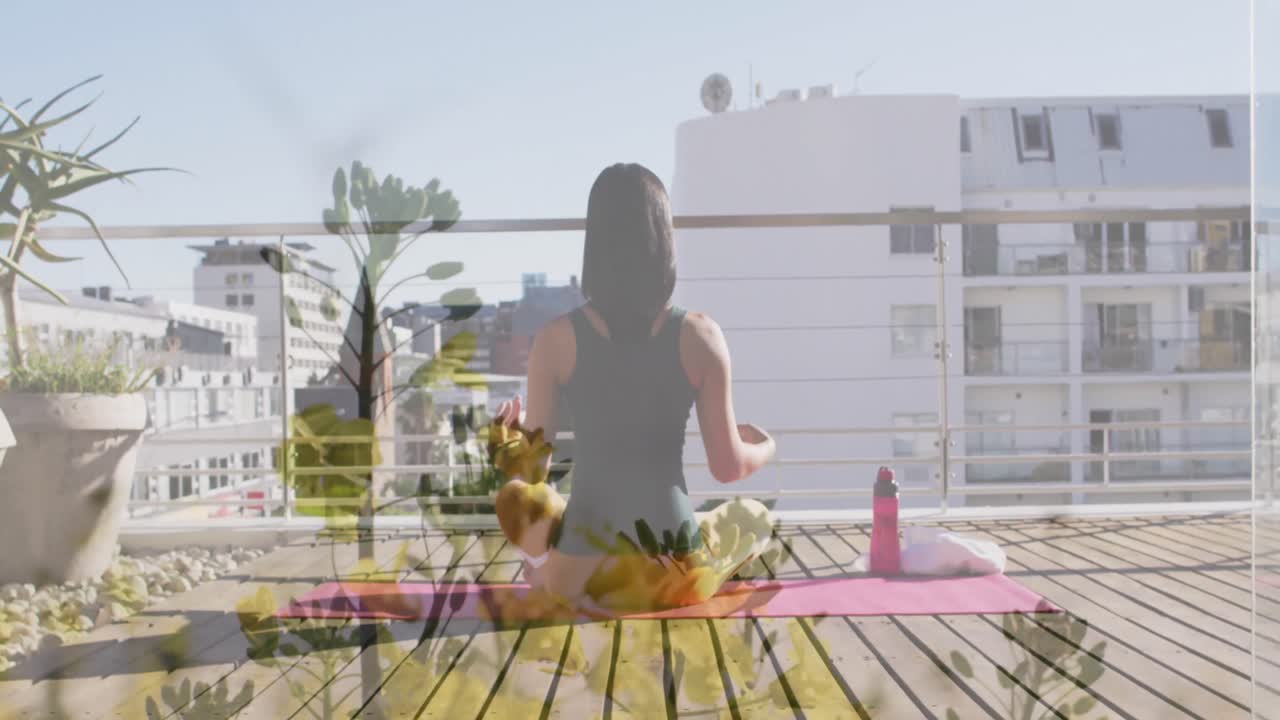 animación de plantas sobre mujer biracial practicando yoga.