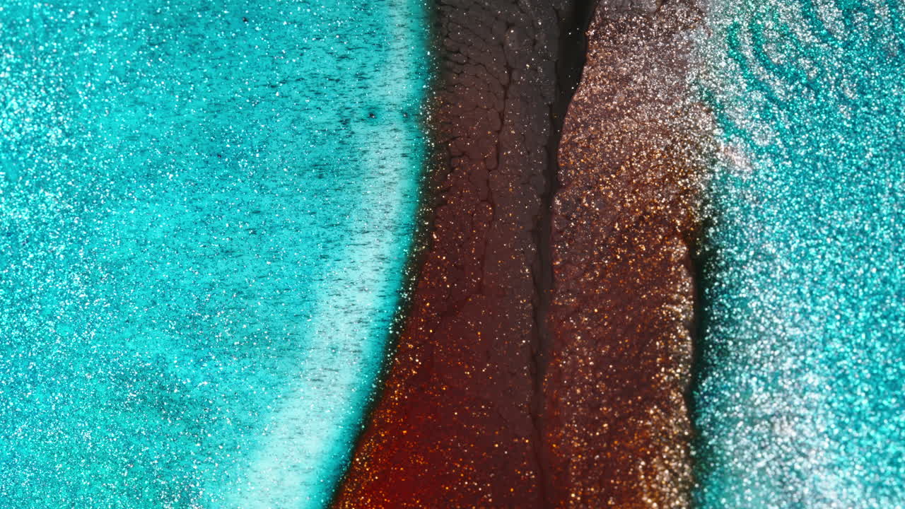 파란색과 오렌지색의 반이는 색소의 활기찬 혼합물은 액체 움직임, 예술적이고 조용합니다.