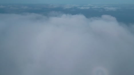 un dron en ascenso disparó a través de las nubes en españa, una vista aérea impresionante