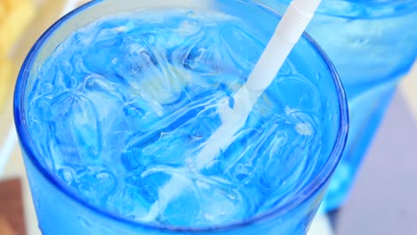 bebida con hielo azul