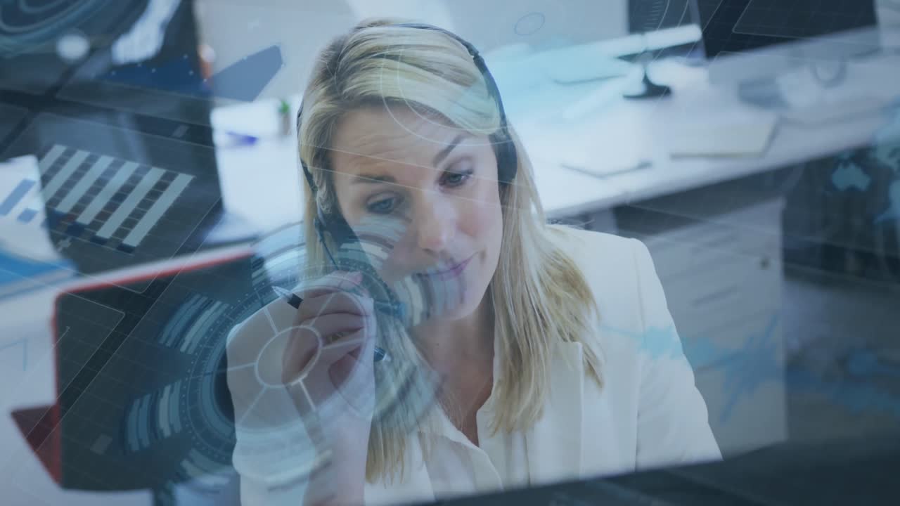 카우카시안 여성 고객 서비스 임원 전화 헤드으로 이야기하는 데이터 처리의 애니메이션