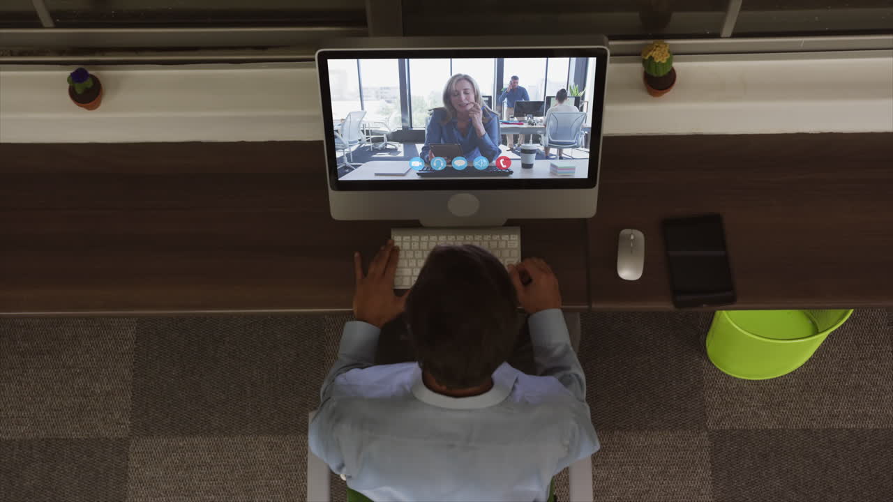 Vista dall'alto di un uomo in videoconferenza
