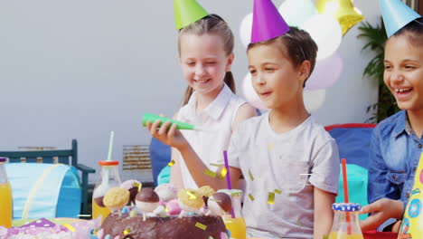 animación de confeti de oro sobre diversos niños felices divirtiéndose en la fiesta