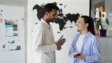 Happy-couple-at-the-travel-agency