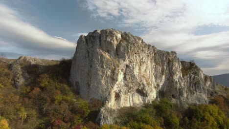 luftschwenk hochwinkelaufnahme eines großen hohen felsens am rande eines berges-1