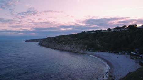 Disparo-De-Drones-Volando-Sobre-Una-Playa-En-La-Isla-De-Portland-Al-Atardecer,-Dorset,-Reino-Unido