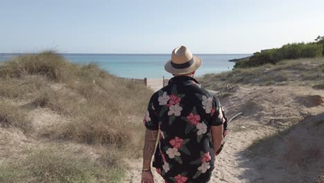Hombre-Caminando-Por-Las-Dunas-De-La-Playa