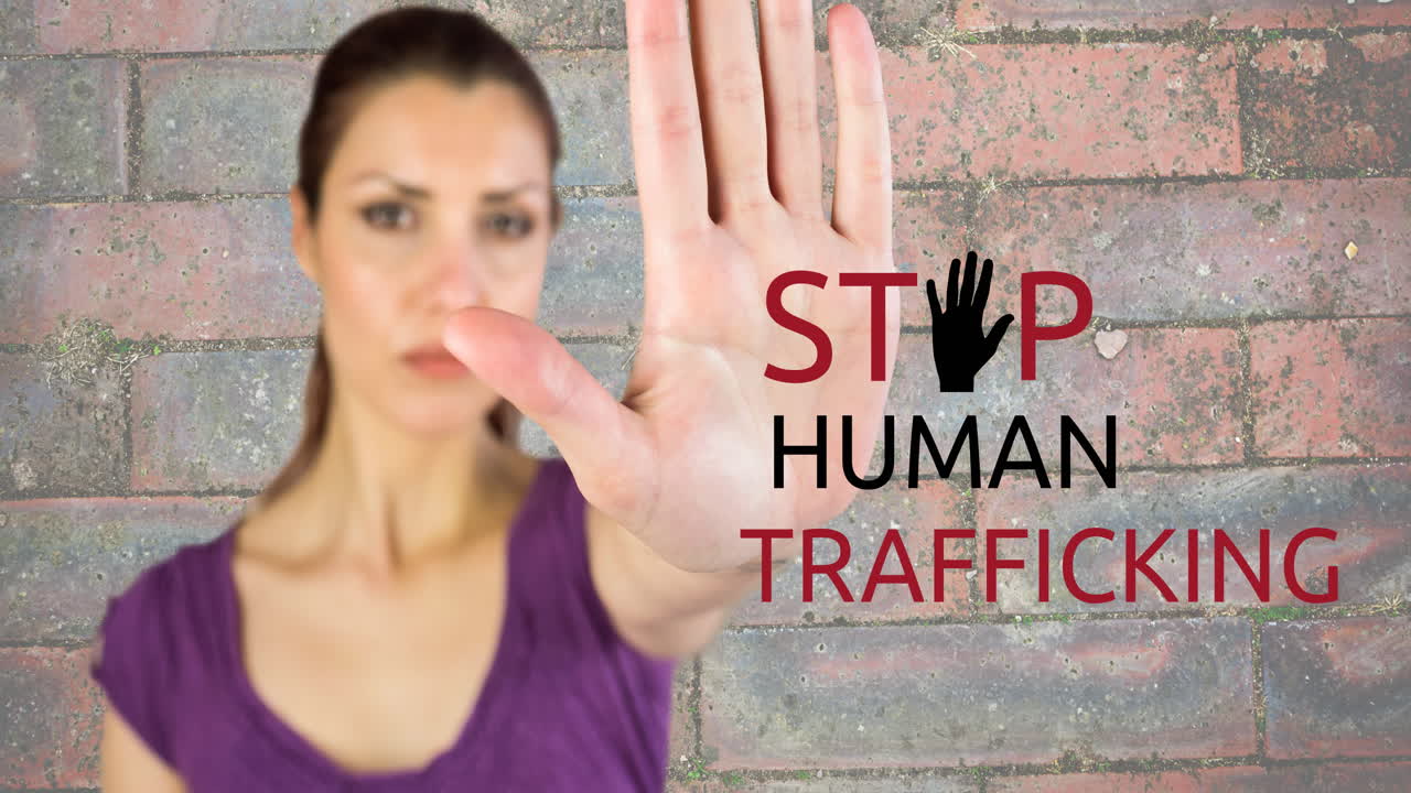 анимация текста "остановить торговлю людьми" над белой женщиной с жестом "остановиться"