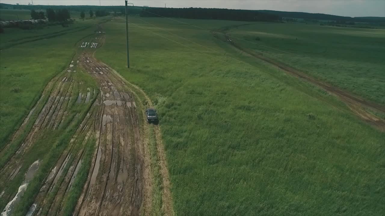 들판 을 가로질러 진  도로 에 있는 자동차 의 공중 풍경