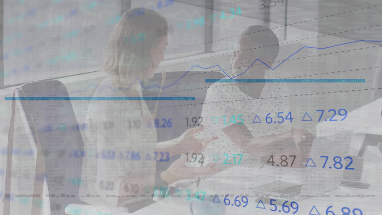 사무실에서 다양한 사업가들에 대한 금융 데이터 처리의 활성화