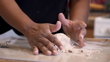 manos negras vistas amasando pan de pascua matzá sin levadura - cámara lenta aislada