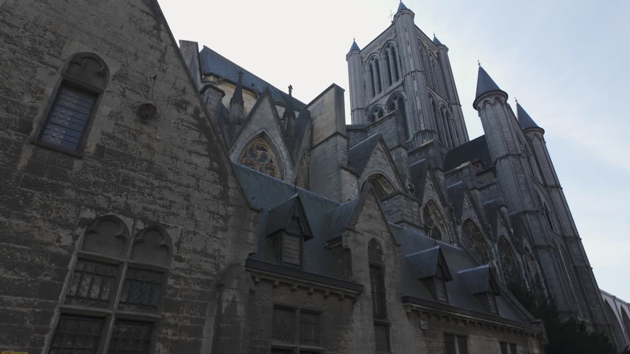 una vista de la histórica iglesia de san nicolás en gante, bélgica, en estilo gótico
