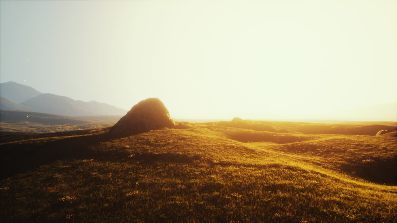 잔디 인 산악 풍경 위 의 해가 뜨는 것