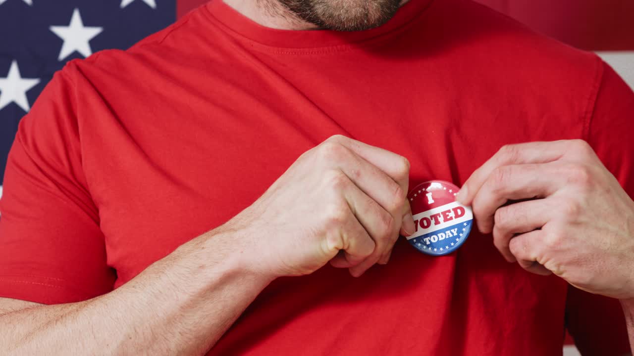 botón de las elecciones presidenciales en un hombre