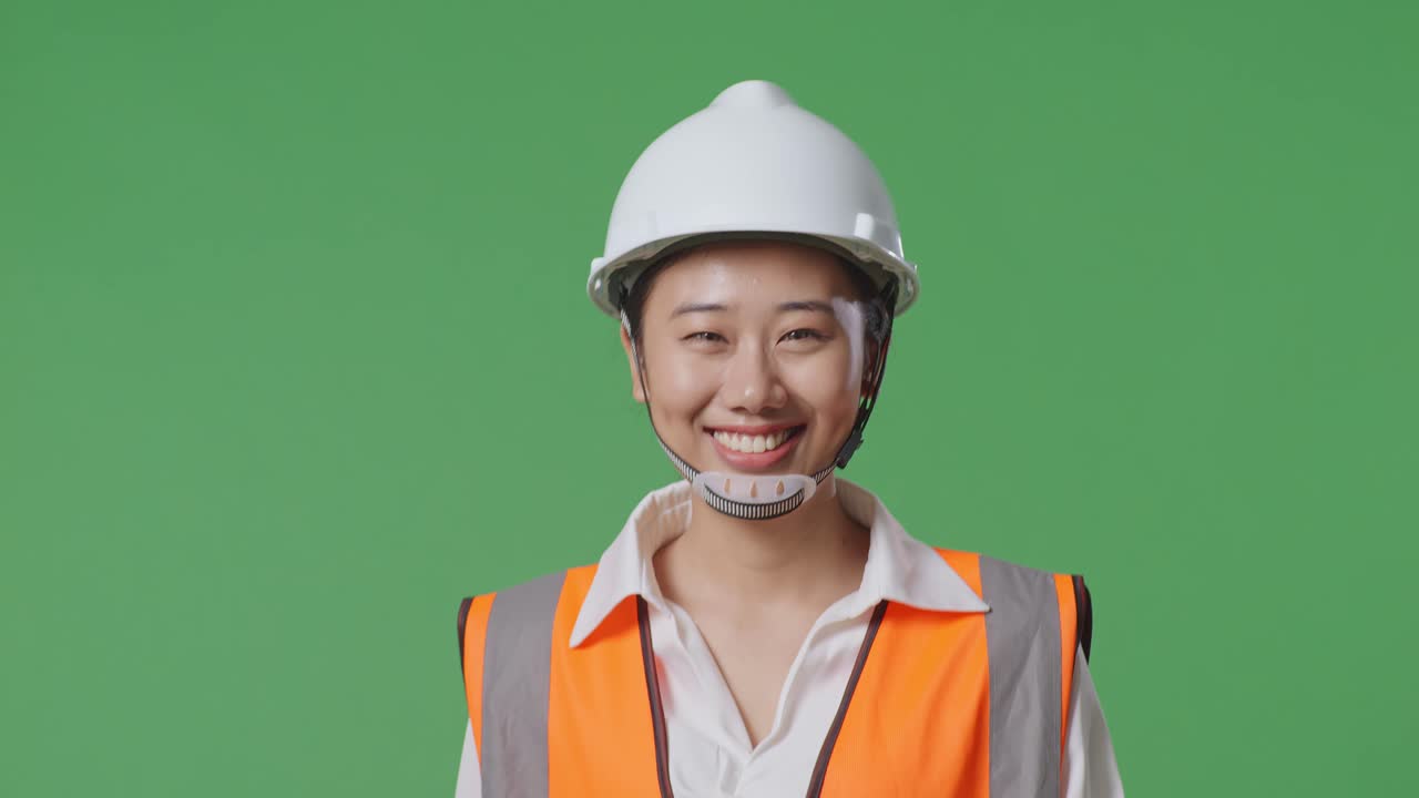 안전 장비를 입은 미소 짓는 엔지니어 여성