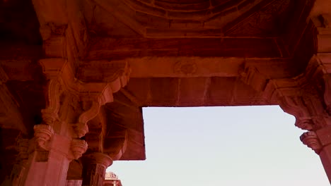 arquitectura del antiguo templo hindú de piedra roja desde un ángulo único en el día
