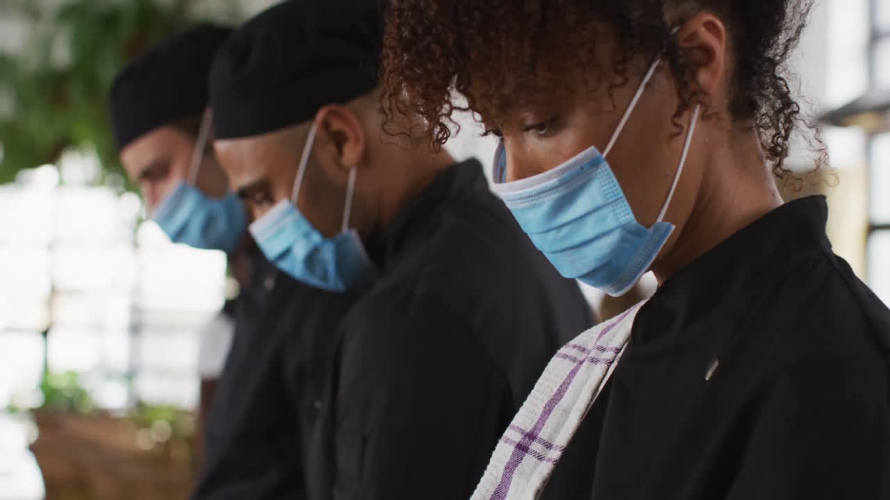 grupo diverso de chefs con máscaras faciales