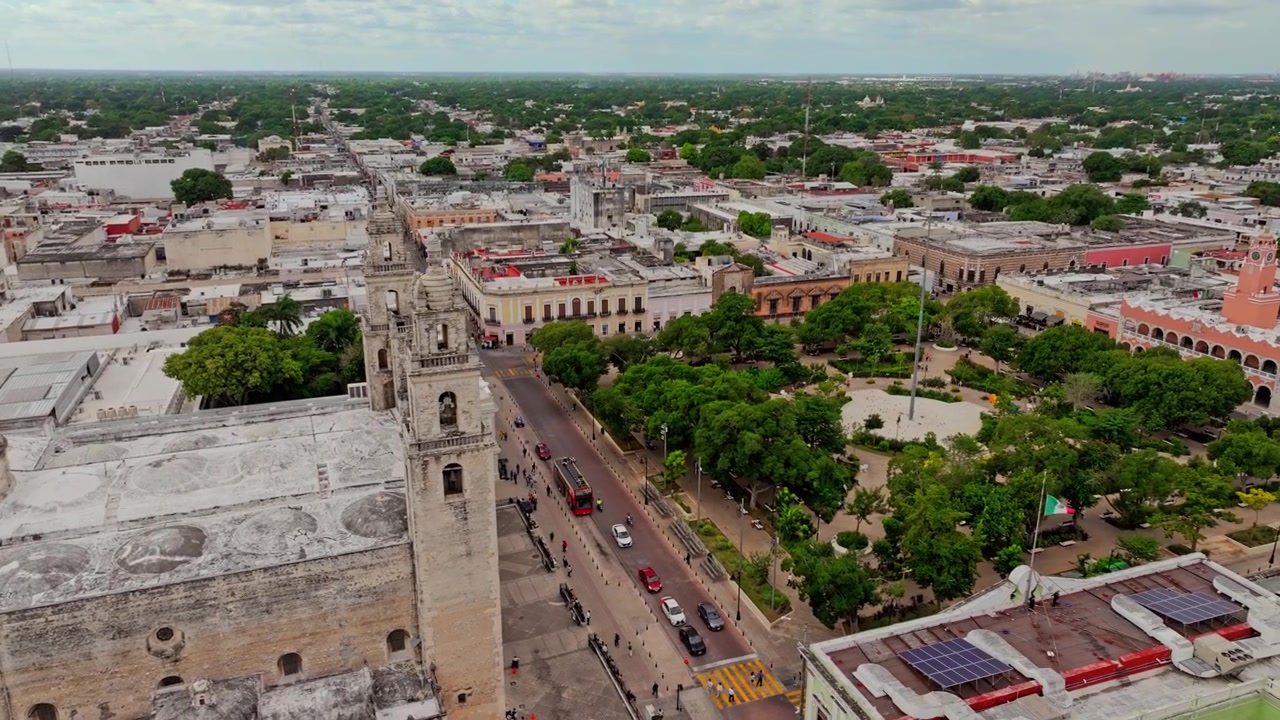 Meksika, Yucatan, merkezi Merida'nın çatıları üzerinden havadan drone görüntüsü, katedral kuleleri sömürge başkenti şehir manzarasının üzerinde yükseliyor