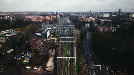 Hyperlapse-Aus-Der-Luft,-Der-Gebäude,-Autos-Und-Die-Stadtlandschaft-Zeigt