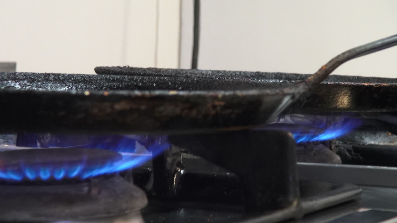 프라이팬 2개를 난로 위에 놓고 가열 중