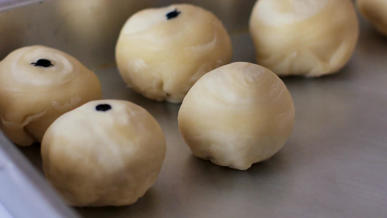 긴 중국 페이스트리 (fried chinese pastry) 를 위한 푸프 페이스터리 (puff pastry) 를 준비합니다.