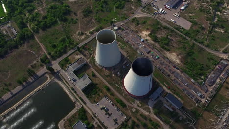 Luftaufnahme-Eines-Rohrwärmekraftwerks.-Industrieschornsteine-Im-Wasserkraftwerk