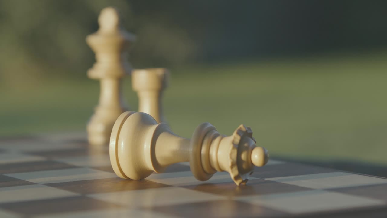 reina blanca cae sobre tablero devorado por blancos