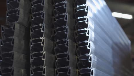 hermosa construcción metálica en filas con reflejos y llamaradas solares en el interior sin costuras. tubos de acero reflectantes