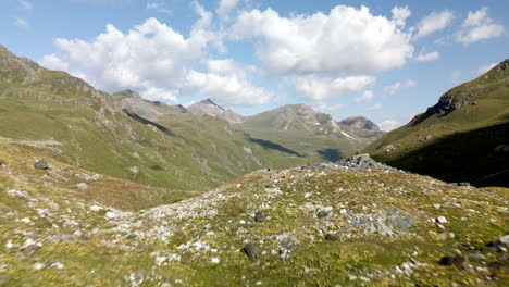 luftaufnahme in bodennähe, die einen großen hochgebirgssee im zinaltal, schweiz, zeigt