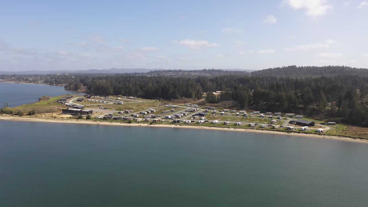 bay point landing camping visto desde el mar, coos bay en oregon