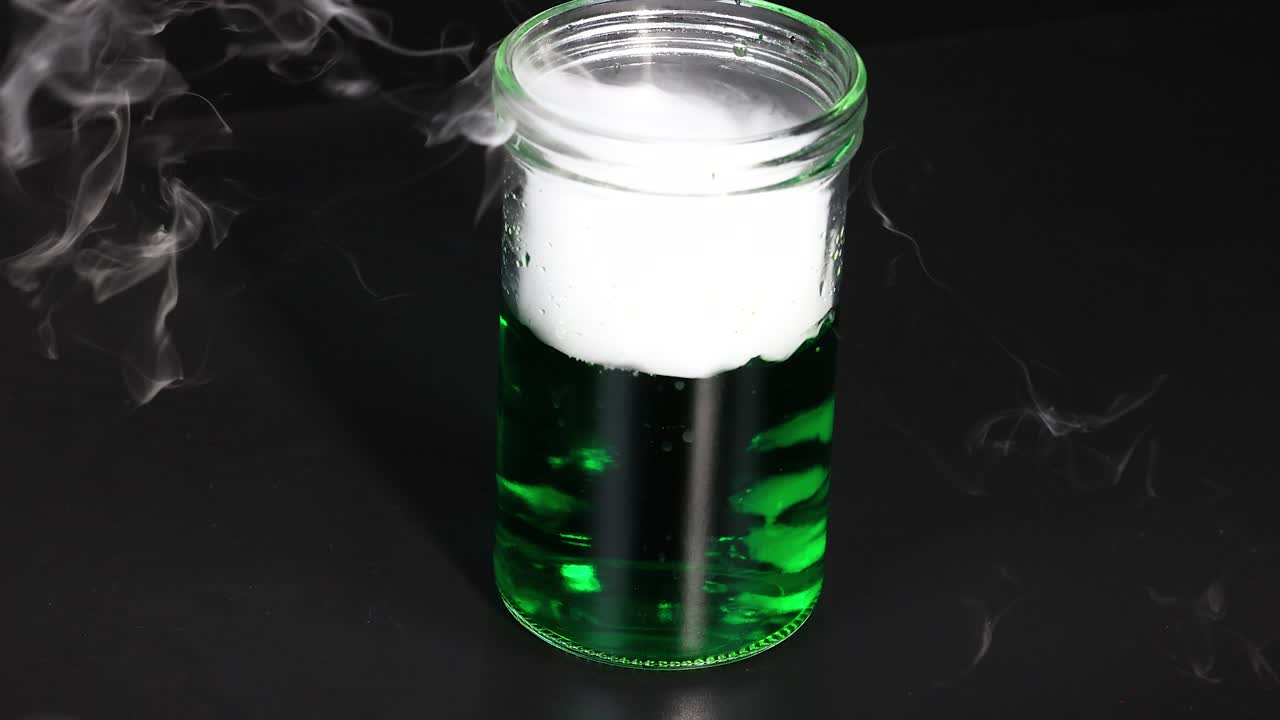 líquido verde que reacciona con la emisión de humo