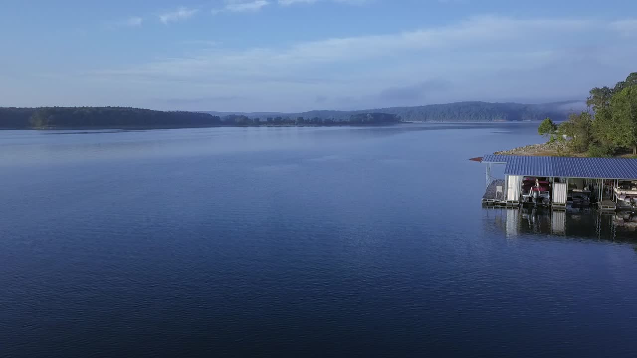cobertizos para botes en el lago