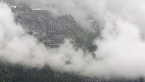 timelapse de nubes bajas en la parte inferior de la cara norte del eiger en grindelwald en los alpes suizos