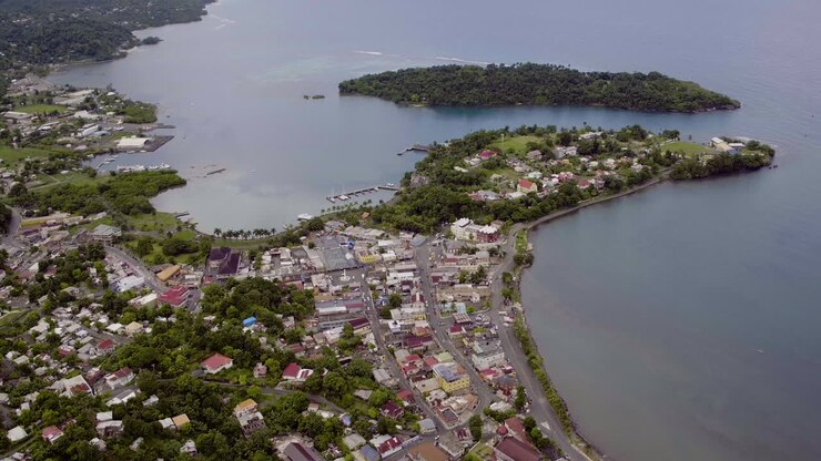 Veduta aerea dall'Isola Navy alla città di Port Antonio, che rivela il porto occidentale in una mattina tranquilla